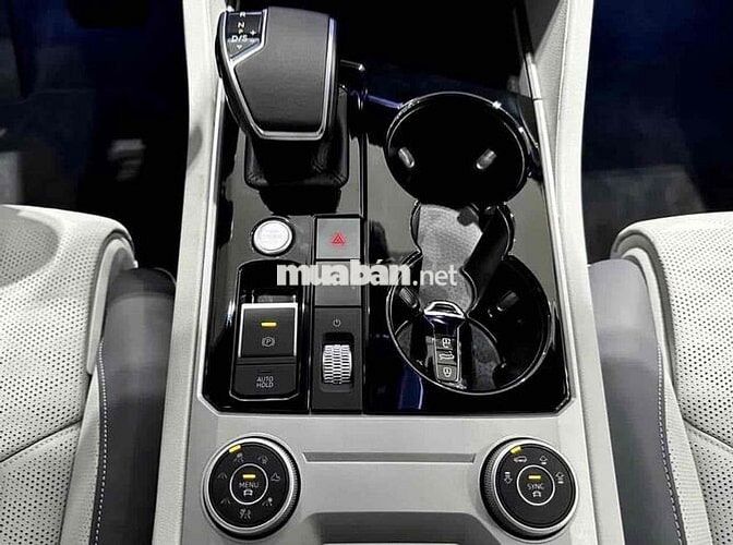 Volkswagen Touareg giao ngay năm 2025