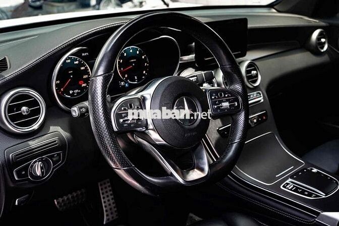 Mercedes Benz GLC 2019 300 4Matic - 65000 km