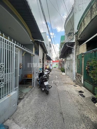 bán nhà đường HT13, q12 3,7 tỷ đường xe hơi 5m , 3pn sát mặt tiền