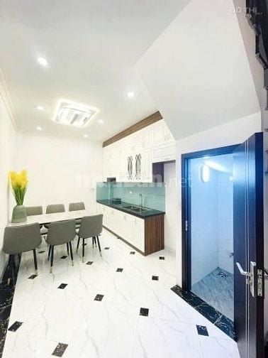 Bán Nhà Đường Cầu Giấy - Ngõ Oto - Nội Thất Long Lanh - 37m- 5 tầng - 