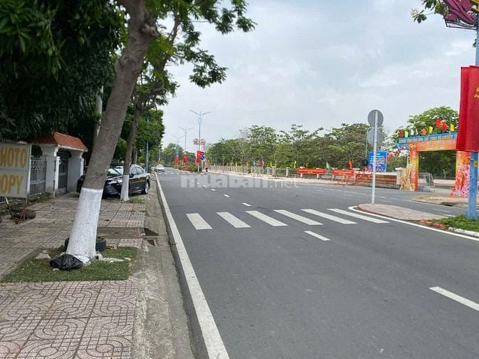 Mặt tiền Đào Cử trung tâm hành chính huyện, bên cạnh PCC Đào Xuân Tùng