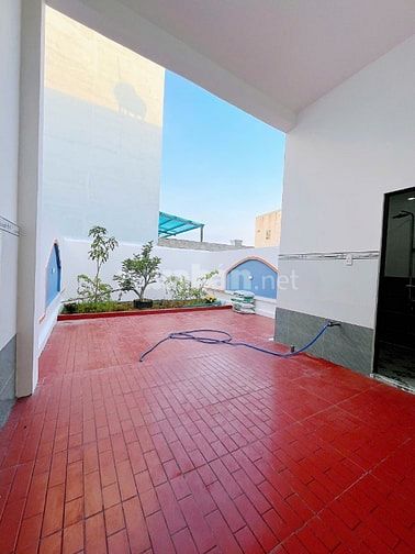 Nhà diện tích lớn 5,5 x 38 có sân trước và sân sau, 4PN 2WC đường ô tô
