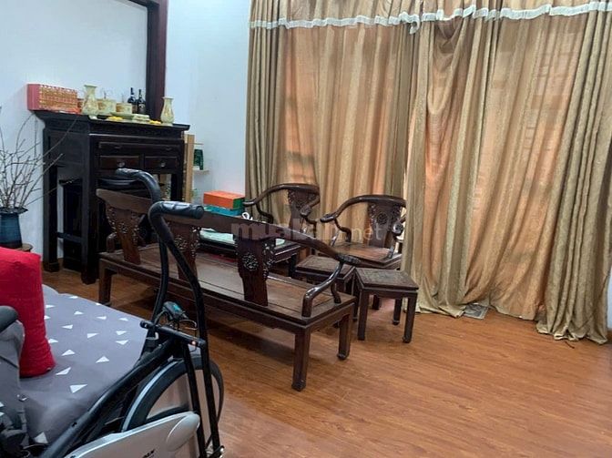 Cho thuê nhà phố Chùa Láng, ĐĐ 45m2, 4T, lô góc, vỉa hè làm Vp, Spa...