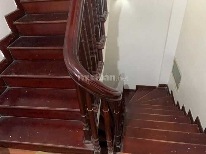 Cho thuê nhà phố Chùa Láng, ĐĐ 45m2, 4T, lô góc, vỉa hè làm Vp, Spa...