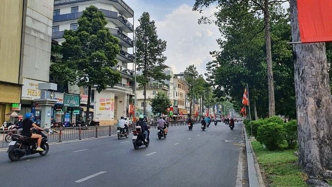 Nhà mặt tiền 3 tháng 2 đối diện ĐH Hành chính, DT 4m x 28m, 3 lầu 47t