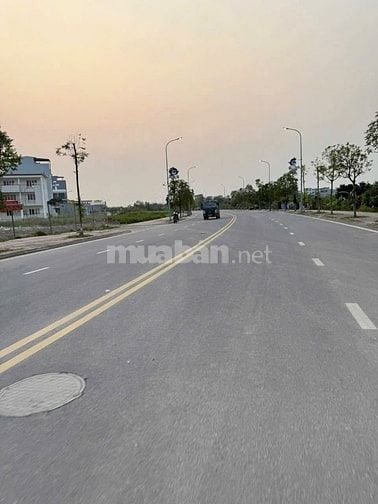 Đất đấu giá cự khối - Long biên. 2 mặt đường. Mặt trước đường 13m