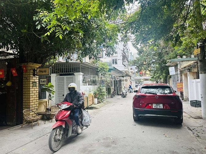 Bán căn hộ tập thể Hoàng Cầu, 100m, ô tô tránh, 3 ngủ, full nội thất, 