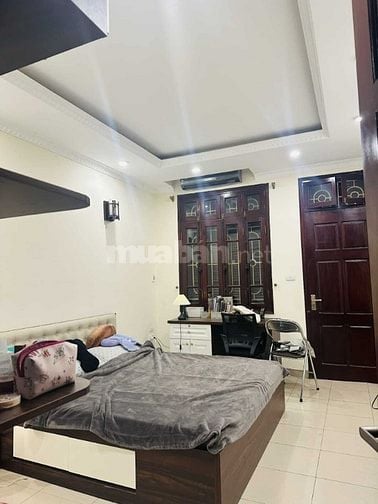Bán căn hộ tập thể Hoàng Cầu, 100m, ô tô tránh, 3 ngủ, full nội thất, 