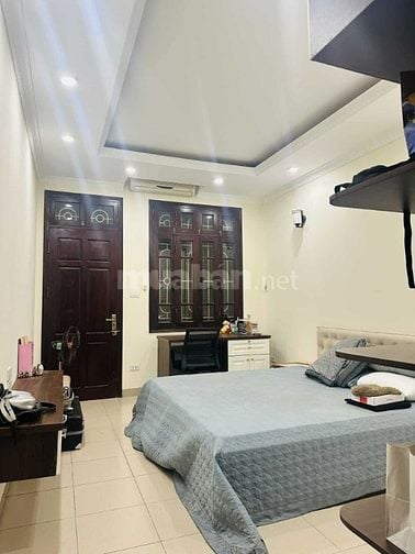 Bán căn hộ tập thể Hoàng Cầu, 100m, ô tô tránh, 3 ngủ, full nội thất, 
