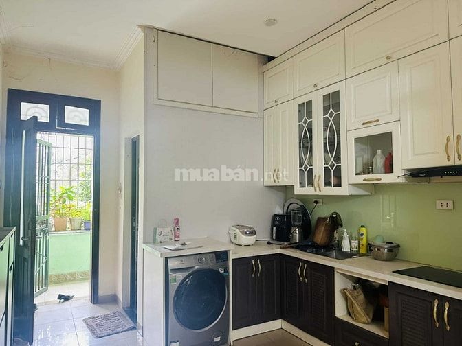 Bán căn hộ tập thể Hoàng Cầu, 100m, ô tô tránh, 3 ngủ, full nội thất, 