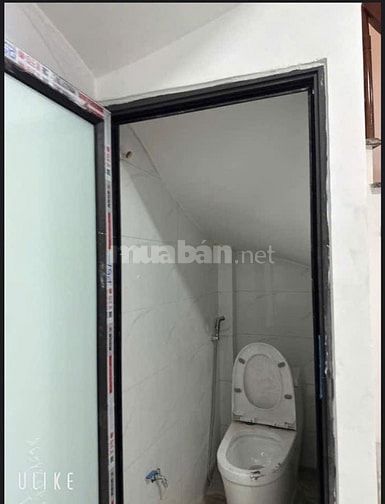 NHÀ XÂY MỚI CHẮC CHẮN. Ô TÔ NHỎ ĐỖ CỬA. YÊN TĨNH Ở SƯỚNG.