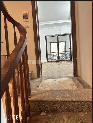 NHÀ XÂY MỚI CHẮC CHẮN. Ô TÔ NHỎ ĐỖ CỬA. YÊN TĨNH Ở SƯỚNG.