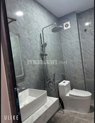 NHÀ XÂY MỚI CHẮC CHẮN. Ô TÔ NHỎ ĐỖ CỬA. YÊN TĨNH Ở SƯỚNG.