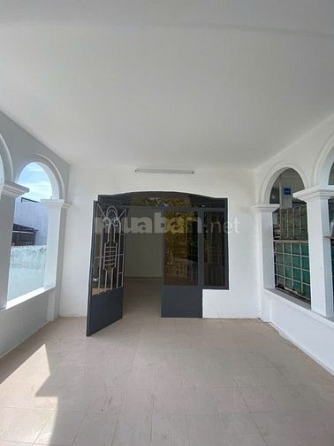 Cho thuê toàn bộ căn nhà mặt tiền, có 2 ban công