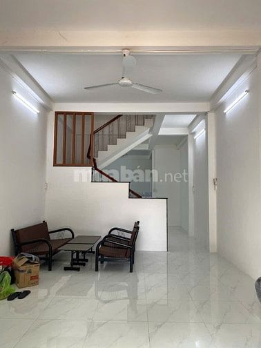 Cho thuê toàn bộ căn nhà mặt tiền, có 2 ban công
