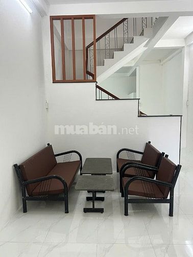 Cho thuê toàn bộ căn nhà mặt tiền, có 2 ban công