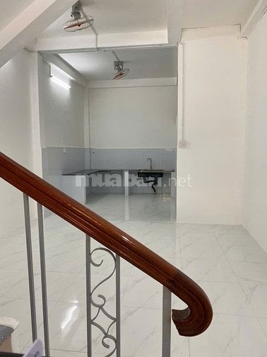 Cho thuê toàn bộ căn nhà mặt tiền, có 2 ban công