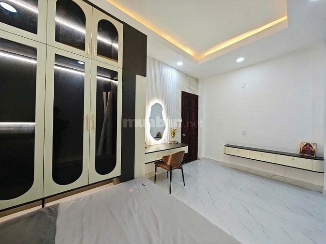 bán nhà đường Huỳnh thị hai, q12 5x15 5 tầng, thuận làm CHDV, văn phòn