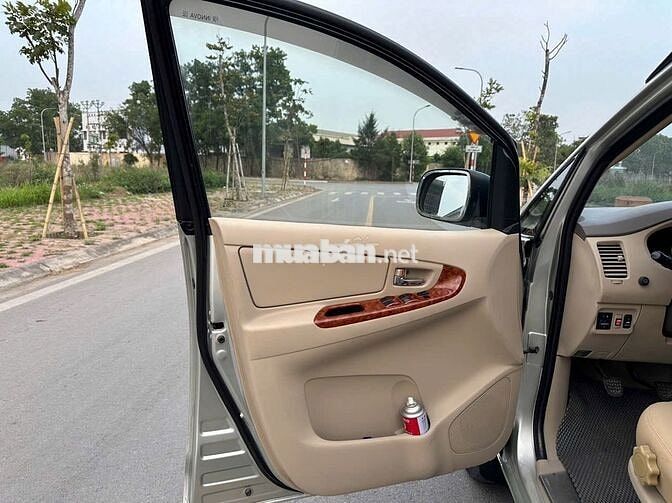 Bán xe Innova bản G mầu bạc xe gia đình