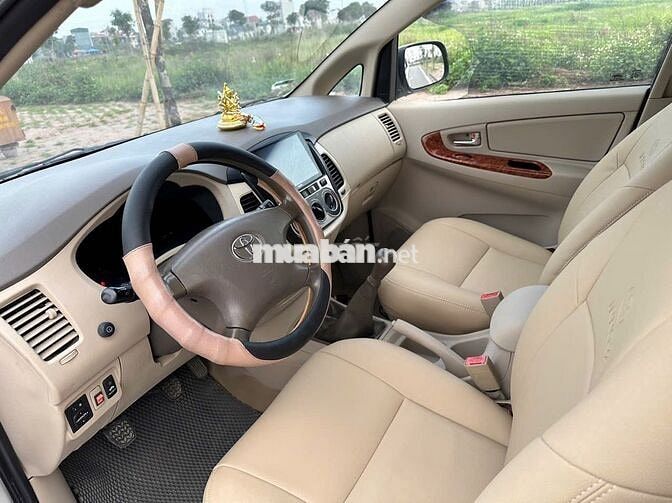 Bán xe Innova bản G mầu bạc xe gia đình