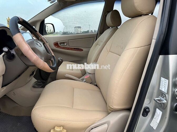Bán xe Innova bản G mầu bạc xe gia đình