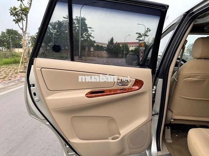 Bán xe Innova bản G mầu bạc xe gia đình