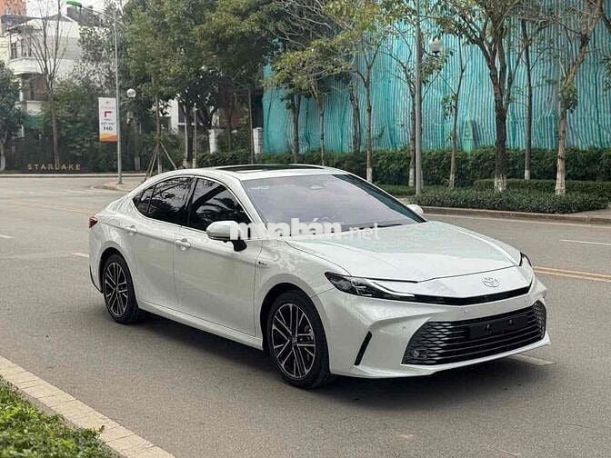Toyota Camry 2024 2.5HEV MID - 300 km