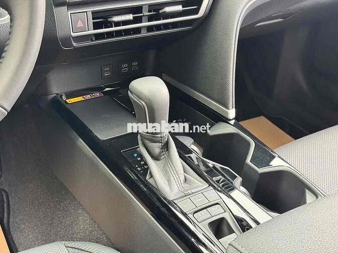 Toyota Camry 2024 2.5HEV MID - 300 km