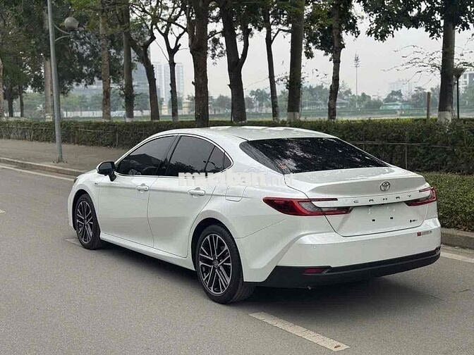 Toyota Camry 2024 2.5HEV MID - 300 km