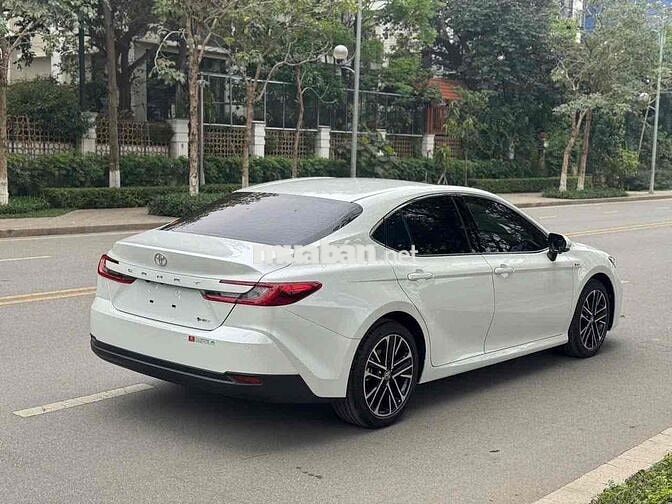 Toyota Camry 2024 2.5HEV MID - 300 km