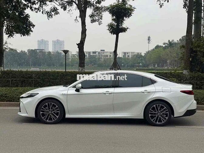 Toyota Camry 2024 2.5HEV MID - 300 km