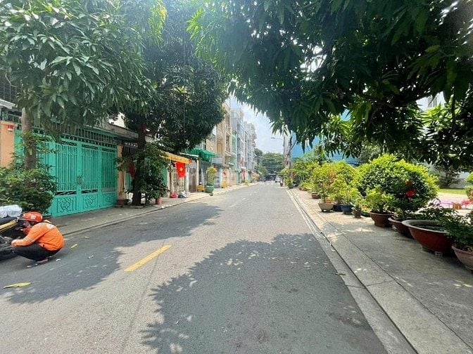  Cho thuê nhà khu Bình Phú, MT đường Số 28, P.10, Q.6, DT 4 x 18m, 