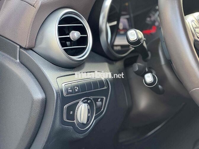 Mercedes Benz GLC300 4Matic Model 2019 Trắng nâu