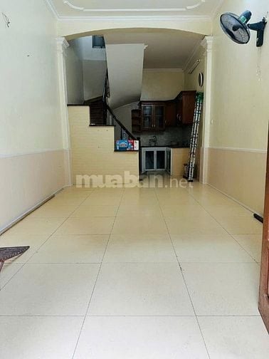 Cho thuê nhà ngõ 255 Nguyễn Khang dt 35m x5t 3pnkk giá 12tr/th