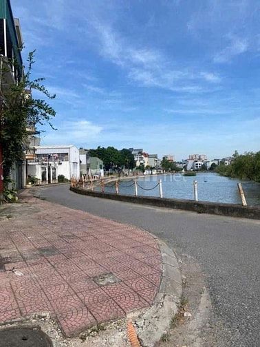 Đất mặt hồ đầm tranh- cự khối -Long biên.Đường trước đất 6m 