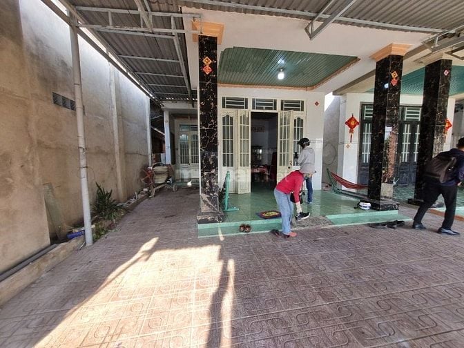 Nhà đẹp giá rẻ, 6,5m mặt tiền nhựa, gần KCN. 1,35 tỷ 