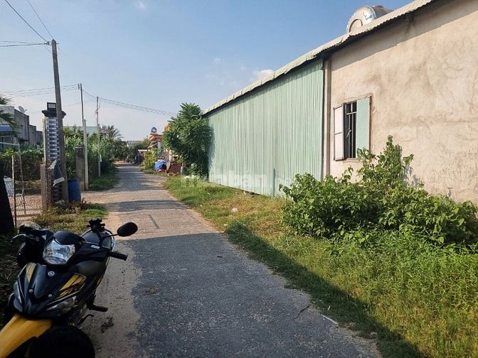 Nhà đẹp giá rẻ, 6,5m mặt tiền nhựa, gần KCN. 1,35 tỷ 