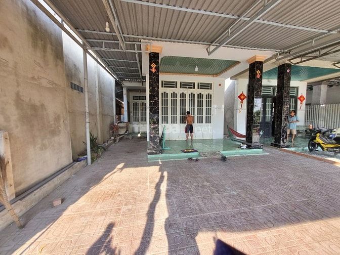 Nhà đẹp giá rẻ, 6,5m mặt tiền nhựa, gần KCN. 1,35 tỷ 