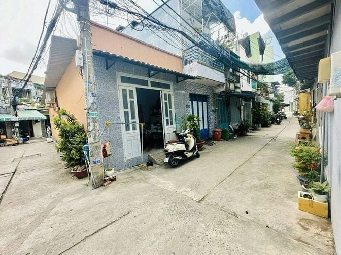 Nhà 3 Mặt Tiền, đường chiến lược, Hẻm Xe Hơi 6M-5M-5M thông tứ tung. 