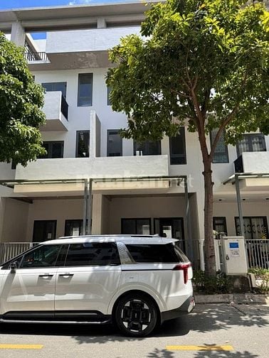 khách chốt lỗ gấp  2tỷ850 nhà 3 lầu 1 trệt 1 thượng đậu ô tô riêng