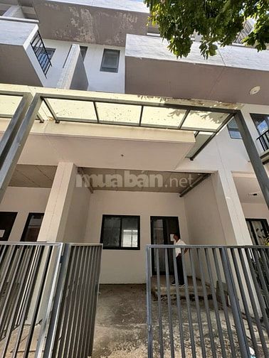 khách chốt lỗ gấp  2tỷ850 nhà 3 lầu 1 trệt 1 thượng đậu ô tô riêng