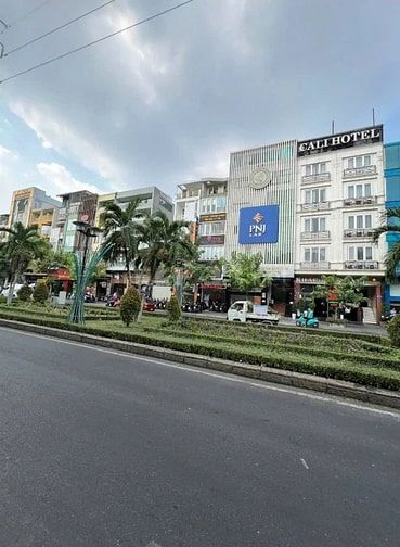 CHO THUÊ NHÀ MT PHAN XÍCH LONG –  HẦM, 6 TẦNG, THANG MÁY CHỈ 145TR
