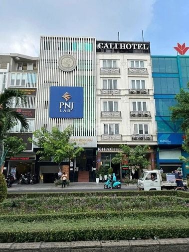 CHO THUÊ NHÀ MT PHAN XÍCH LONG –  HẦM, 6 TẦNG, THANG MÁY CHỈ 145TR