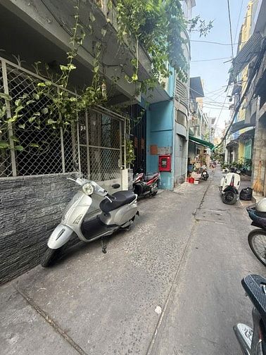 TRẦN HƯNG ĐẠO QUẬN 5 GẦN 40M2 HẺM 4M THÔNG, CÁCH MT 40M, 3 TẦNG