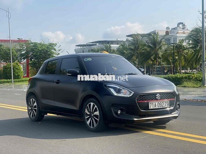 Suzuki Swift 2020 màu đen mờ đi ít.