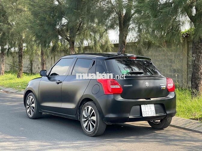 Suzuki Swift 2020 màu đen mờ đi ít.