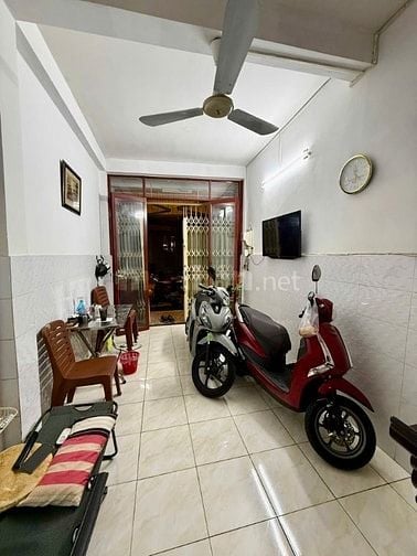 NHÀ VỊ TRÍ GÓC 42M2 NGÔ QUYỀN, Q.10