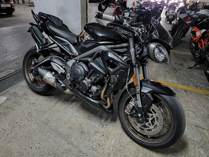 Triumph Street Triple 765RS đen carbon , nhẹ đẹp mạnh xịn sò oko 8kxx