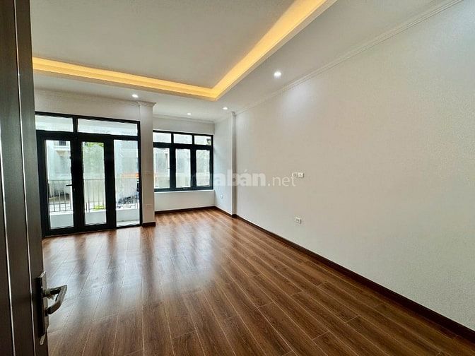 Cho thuê nhà mặt đường 24m khu đô thi Hinode Royal Park Lai Xá