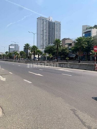 cần bán lô đất mặt tiền 450m2 _ đường Ngô Quyền .  cạnh cầu Rồng.